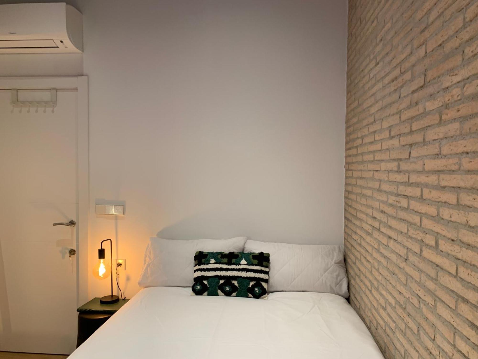 ולנסיה La Reina Beach Rooms מראה חיצוני תמונה